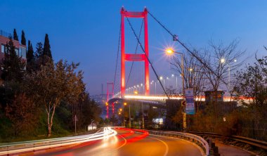 İstanbul Boğazı Köprüsü, gece. 15 Temmuz Şehitler Köprüsü (15 Temmuz Sehitler Koprusu). İstanbul, Türkiye.