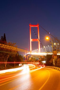 İstanbul Boğazı Köprüsü, gece. 15 Temmuz Şehitler Köprüsü (15 Temmuz Sehitler Koprusu). İstanbul, Türkiye.