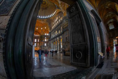  Antik Ayasofya Bazilikası 'nın içi. İstanbul 'un başlıca camii Aya Sofia, yaklaşık 500 yıl boyunca pek çok diğer Osmanlı camisine örnek oldu.