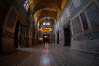  Antik Ayasofya Bazilikası 'nın içi. İstanbul 'un başlıca camii Aya Sofia, yaklaşık 500 yıl boyunca pek çok diğer Osmanlı camisine örnek oldu.