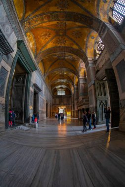  Antik Ayasofya Bazilikası 'nın içi. İstanbul 'un başlıca camii Aya Sofia, yaklaşık 500 yıl boyunca pek çok diğer Osmanlı camisine örnek oldu.
