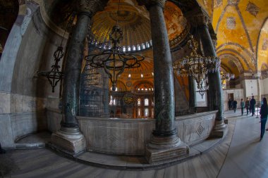  Antik Ayasofya Bazilikası 'nın içi. İstanbul 'un başlıca camii Aya Sofia, yaklaşık 500 yıl boyunca pek çok diğer Osmanlı camisine örnek oldu.