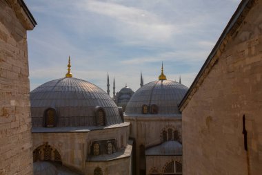  Antik Ayasofya Bazilikası 'nın içi. İstanbul 'un başlıca camii Aya Sofia, yaklaşık 500 yıl boyunca pek çok diğer Osmanlı camisine örnek oldu.