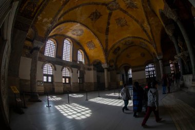  Antik Ayasofya Bazilikası 'nın içi. İstanbul 'un başlıca camii Aya Sofia, yaklaşık 500 yıl boyunca pek çok diğer Osmanlı camisine örnek oldu.