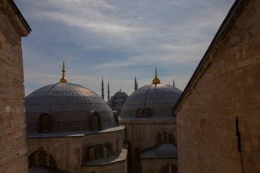  Antik Ayasofya Bazilikası 'nın içi. İstanbul 'un başlıca camii Aya Sofia, yaklaşık 500 yıl boyunca pek çok diğer Osmanlı camisine örnek oldu.