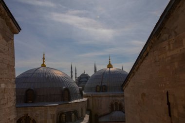  Antik Ayasofya Bazilikası 'nın içi. İstanbul 'un başlıca camii Aya Sofia, yaklaşık 500 yıl boyunca pek çok diğer Osmanlı camisine örnek oldu.