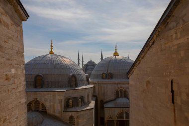  Antik Ayasofya Bazilikası 'nın içi. İstanbul 'un başlıca camii Aya Sofia, yaklaşık 500 yıl boyunca pek çok diğer Osmanlı camisine örnek oldu.
