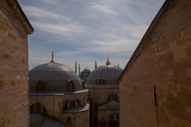  Antik Ayasofya Bazilikası 'nın içi. İstanbul 'un başlıca camii Aya Sofia, yaklaşık 500 yıl boyunca pek çok diğer Osmanlı camisine örnek oldu.
