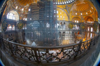  Antik Ayasofya Bazilikası 'nın içi. İstanbul 'un başlıca camii Aya Sofia, yaklaşık 500 yıl boyunca pek çok diğer Osmanlı camisine örnek oldu.