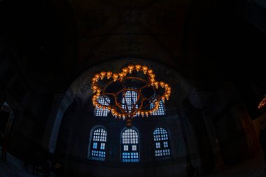  Antik Ayasofya Bazilikası 'nın içi. İstanbul 'un başlıca camii Aya Sofia, yaklaşık 500 yıl boyunca pek çok diğer Osmanlı camisine örnek oldu.