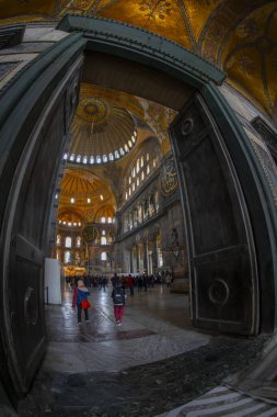  Antik Ayasofya Bazilikası 'nın içi. İstanbul 'un başlıca camii Aya Sofia, yaklaşık 500 yıl boyunca pek çok diğer Osmanlı camisine örnek oldu.