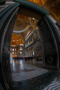  Antik Ayasofya Bazilikası 'nın içi. İstanbul 'un başlıca camii Aya Sofia, yaklaşık 500 yıl boyunca pek çok diğer Osmanlı camisine örnek oldu.