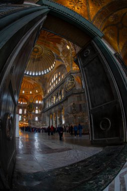  Antik Ayasofya Bazilikası 'nın içi. İstanbul 'un başlıca camii Aya Sofia, yaklaşık 500 yıl boyunca pek çok diğer Osmanlı camisine örnek oldu.