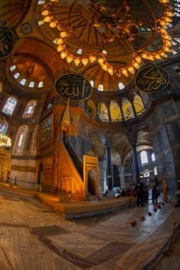  Antik Ayasofya Bazilikası 'nın içi. İstanbul 'un başlıca camii Aya Sofia, yaklaşık 500 yıl boyunca pek çok diğer Osmanlı camisine örnek oldu.
