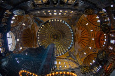  Antik Ayasofya Bazilikası 'nın içi. İstanbul 'un başlıca camii Aya Sofia, yaklaşık 500 yıl boyunca pek çok diğer Osmanlı camisine örnek oldu.