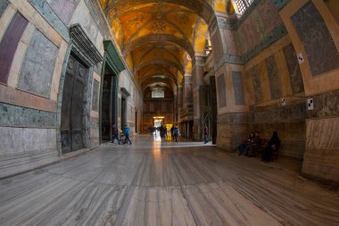  Antik Ayasofya Bazilikası 'nın içi. İstanbul 'un başlıca camii Aya Sofia, yaklaşık 500 yıl boyunca pek çok diğer Osmanlı camisine örnek oldu.