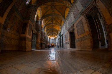  Antik Ayasofya Bazilikası 'nın içi. İstanbul 'un başlıca camii Aya Sofia, yaklaşık 500 yıl boyunca pek çok diğer Osmanlı camisine örnek oldu.