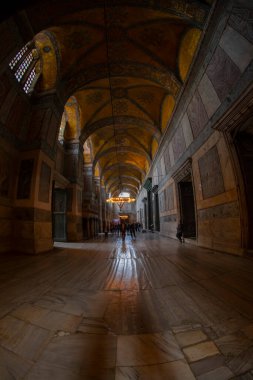  Antik Ayasofya Bazilikası 'nın içi. İstanbul 'un başlıca camii Aya Sofia, yaklaşık 500 yıl boyunca pek çok diğer Osmanlı camisine örnek oldu.