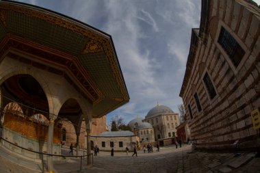  Antik Ayasofya Bazilikası 'nın içi. İstanbul 'un başlıca camii Aya Sofia, yaklaşık 500 yıl boyunca pek çok diğer Osmanlı camisine örnek oldu.