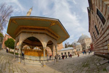  Antik Ayasofya Bazilikası 'nın içi. İstanbul 'un başlıca camii Aya Sofia, yaklaşık 500 yıl boyunca pek çok diğer Osmanlı camisine örnek oldu.
