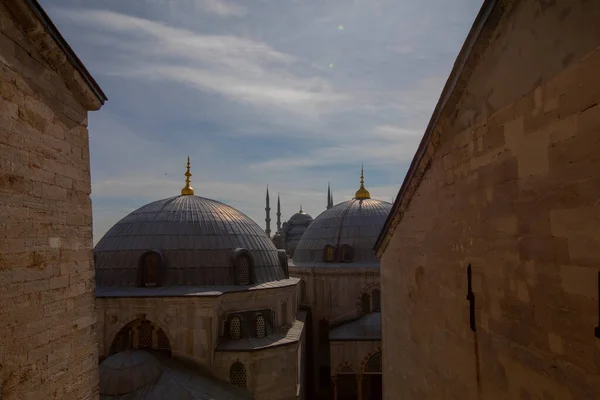 古代バシリカ ハギア ソフィアの内部です 約500年間 イスタンブールの主要モスクであるアーヤ ソフィアは他の多くのオスマン帝国のモスクのモデルとなった — ストック写真