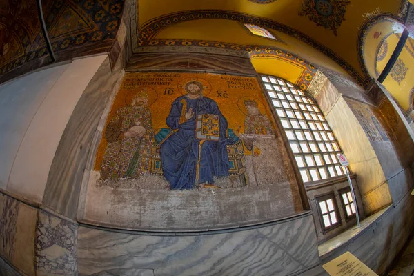 古代バシリカ ハギア ソフィアの内部です 約500年間 イスタンブールの主要モスクであるアーヤ ソフィアは他の多くのオスマン帝国のモスクのモデルとなった — ストック写真