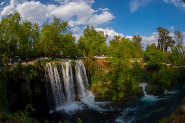 Duden şelalesi Antalya hindisi. Yeşil ağaçlı vahşi yaz. Duden Şelalesi 'nde panoramik manzara. Açık hava şelalesi. Hindi doğa manzarası. Şelale Ormanı Doğa.