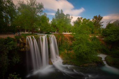 Duden şelalesi Antalya hindisi. Yeşil ağaçlı vahşi yaz. Duden Şelalesi 'nde panoramik manzara. Açık hava şelalesi. Hindi doğa manzarası. Şelale Ormanı Doğa.