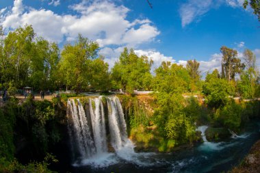 Duden şelalesi Antalya hindisi. Yeşil ağaçlı vahşi yaz. Duden Şelalesi 'nde panoramik manzara. Açık hava şelalesi. Hindi doğa manzarası. Şelale Ormanı Doğa.