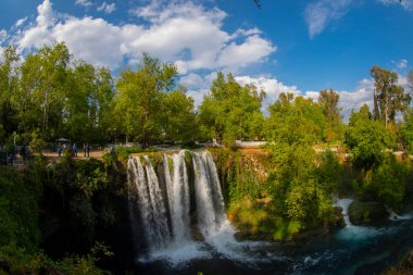 Duden şelalesi Antalya hindisi. Yeşil ağaçlı vahşi yaz. Duden Şelalesi 'nde panoramik manzara. Açık hava şelalesi. Hindi doğa manzarası. Şelale Ormanı Doğa.