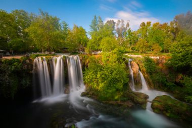 Duden şelalesi Antalya hindisi. Yeşil ağaçlı vahşi yaz. Duden Şelalesi 'nde panoramik manzara. Açık hava şelalesi. Hindi doğa manzarası. Şelale Ormanı Doğa.