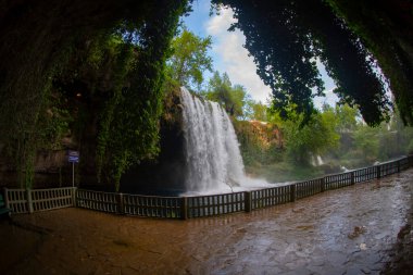 Duden şelalesi Antalya hindisi. Yeşil ağaçlı vahşi yaz. Duden Şelalesi 'nde panoramik manzara. Açık hava şelalesi. Hindi doğa manzarası. Şelale Ormanı Doğa.