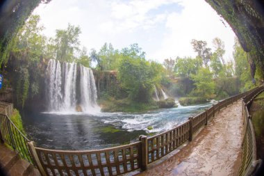 Duden şelalesi Antalya hindisi. Yeşil ağaçlı vahşi yaz. Duden Şelalesi 'nde panoramik manzara. Açık hava şelalesi. Hindi doğa manzarası. Şelale Ormanı Doğa.