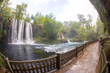 Duden şelalesi Antalya hindisi. Yeşil ağaçlı vahşi yaz. Duden Şelalesi 'nde panoramik manzara. Açık hava şelalesi. Hindi doğa manzarası. Şelale Ormanı Doğa.