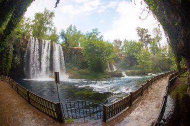 Duden şelalesi Antalya hindisi. Yeşil ağaçlı vahşi yaz. Duden Şelalesi 'nde panoramik manzara. Açık hava şelalesi. Hindi doğa manzarası. Şelale Ormanı Doğa.
