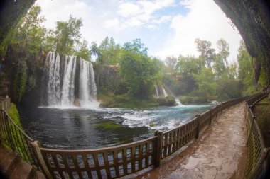 Duden şelalesi Antalya hindisi. Yeşil ağaçlı vahşi yaz. Duden Şelalesi 'nde panoramik manzara. Açık hava şelalesi. Hindi doğa manzarası. Şelale Ormanı Doğa.