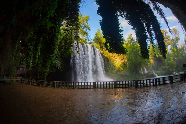 Duden şelalesi Antalya hindisi. Yeşil ağaçlı vahşi yaz. Duden Şelalesi 'nde panoramik manzara. Açık hava şelalesi. Hindi doğa manzarası. Şelale Ormanı Doğa.