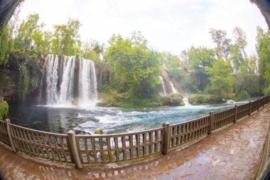 Duden şelalesi Antalya hindisi. Yeşil ağaçlı vahşi yaz. Duden Şelalesi 'nde panoramik manzara. Açık hava şelalesi. Hindi doğa manzarası. Şelale Ormanı Doğa.