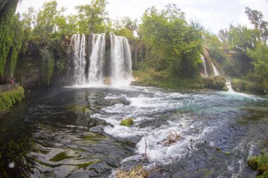 Duden şelalesi Antalya hindisi. Yeşil ağaçlı vahşi yaz. Duden Şelalesi 'nde panoramik manzara. Açık hava şelalesi. Hindi doğa manzarası. Şelale Ormanı Doğa.