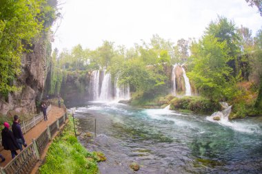 Duden şelalesi Antalya hindisi. Yeşil ağaçlı vahşi yaz. Duden Şelalesi 'nde panoramik manzara. Açık hava şelalesi. Hindi doğa manzarası. Şelale Ormanı Doğa.