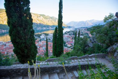 Kotor, Karadağ. Kotor Körfezi, Adriyatik Denizi 'nin en güzel yerlerinden biridir. Venedik' in korunmuş kalesi, eski küçük köyleri, ortaçağ kasabaları ve manzaralı dağlarıyla övünür..