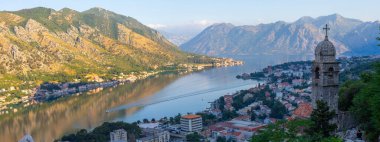 Kotor, Karadağ. Kotor Körfezi, Adriyatik Denizi 'nin en güzel yerlerinden biridir. Venedik' in korunmuş kalesi, eski küçük köyleri, ortaçağ kasabaları ve manzaralı dağlarıyla övünür..