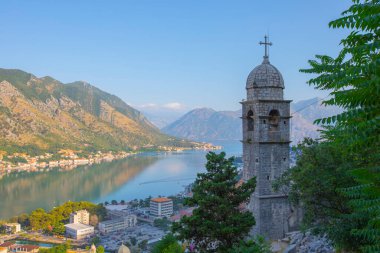 Kotor, Karadağ. Kotor Körfezi, Adriyatik Denizi 'nin en güzel yerlerinden biridir. Venedik' in korunmuş kalesi, eski küçük köyleri, ortaçağ kasabaları ve manzaralı dağlarıyla övünür..