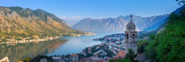 Kotor, Karadağ. Kotor Körfezi, Adriyatik Denizi 'nin en güzel yerlerinden biridir. Venedik' in korunmuş kalesi, eski küçük köyleri, ortaçağ kasabaları ve manzaralı dağlarıyla övünür..