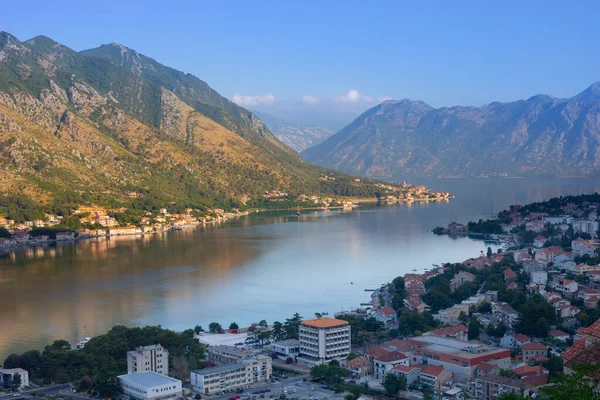 Kotor, Karadağ. Kotor Körfezi, Adriyatik Denizi 'nin en güzel yerlerinden biridir. Venedik' in korunmuş kalesi, eski küçük köyleri, ortaçağ kasabaları ve manzaralı dağlarıyla övünür..