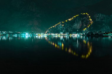 Eski Kotor Kalesi Duvarları, Motenegro Gece Işığı ve Kotor Körfezi 'ne Yansıma