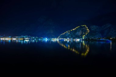 Eski Kotor Kalesi Duvarları, Motenegro Gece Işığı ve Kotor Körfezi 'ne Yansıma