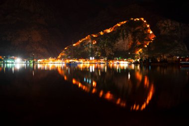Eski Kotor Kalesi Duvarları, Motenegro Gece Işığı ve Kotor Körfezi 'ne Yansıma