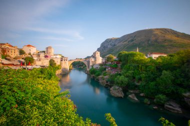 Eski Köprüsü Mostar Panoraması bir güzel yaz günü, Bosna-Hersek