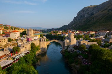 Eski Köprüsü Mostar Panoraması bir güzel yaz günü, Bosna-Hersek